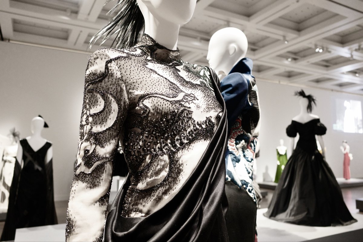森英恵展で面白かったのは、時代が進むにつれて、鮮やかな色彩感の服