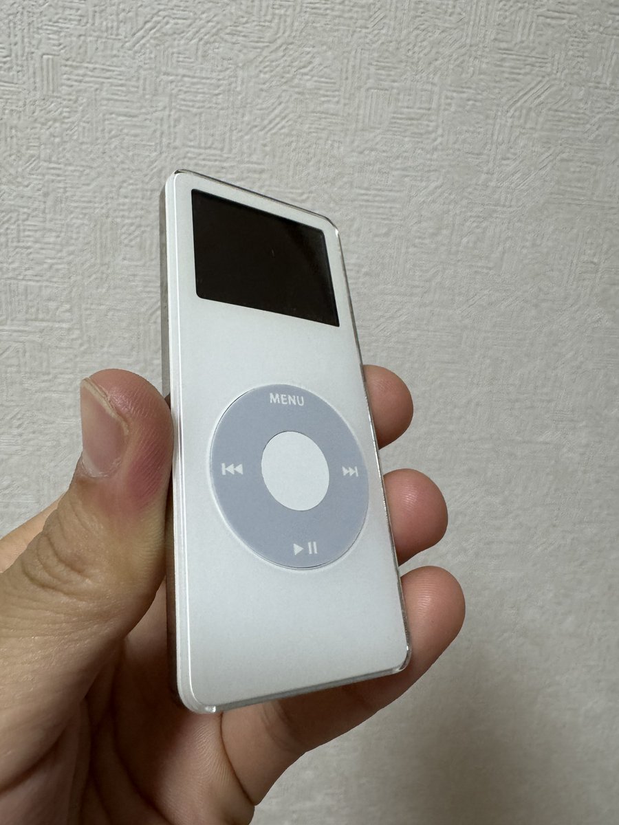SocketT_P4PDPEE's tweet photo. 最近曲聴くこと多くはなったがiPhone15Proのバ持ちが年々悪化
前から欲しかったiPod nano 第一世代買いました！
デザインは歴代nanoの中で一番好きかも
けど、真ん中のボタンのクリック感があまり無くてまさかと思って見ると…危ないw https://t.co/cBEHmqT7ij