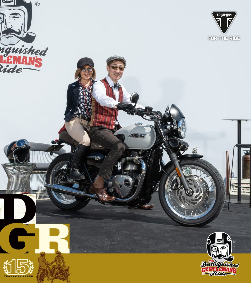 TriumphJapanKK's tweet photo. 走るだけじゃない。纏うことも、DGRの醍醐味。🎩🏍️

思い思いの自分らしいダッパースタイルに身を包み、この日のために磨き上げたトライアンフをはじめとしたクラシカルな一台とともに集まったライダーたち。
スーツ、ベスト、ボウタイ、キャップ——スタイルの数だけ、個性がある。

あなたの自分らしいスタイルも、ぜひ来年のDGRで見せてください！