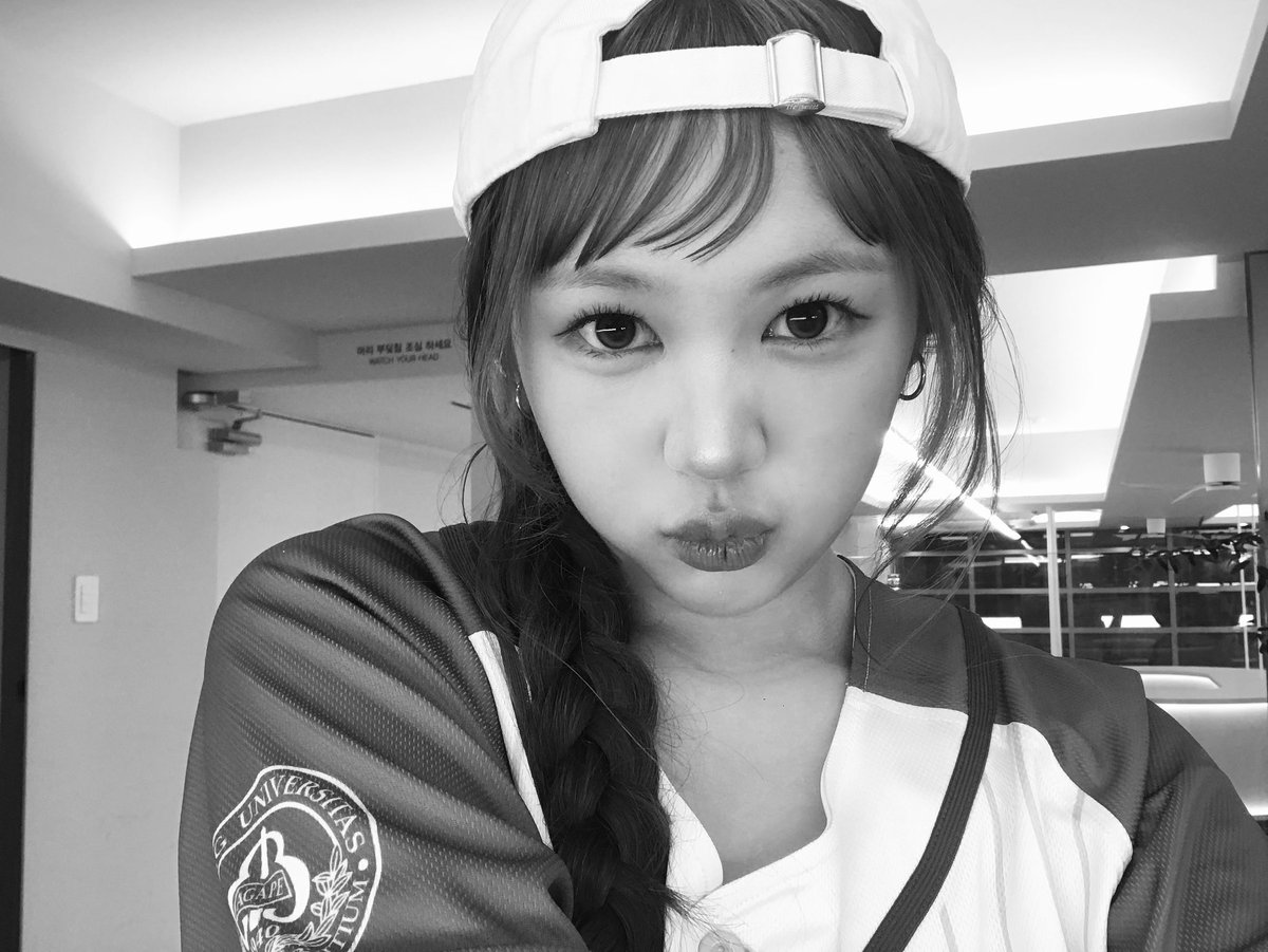 예온. tweet media
