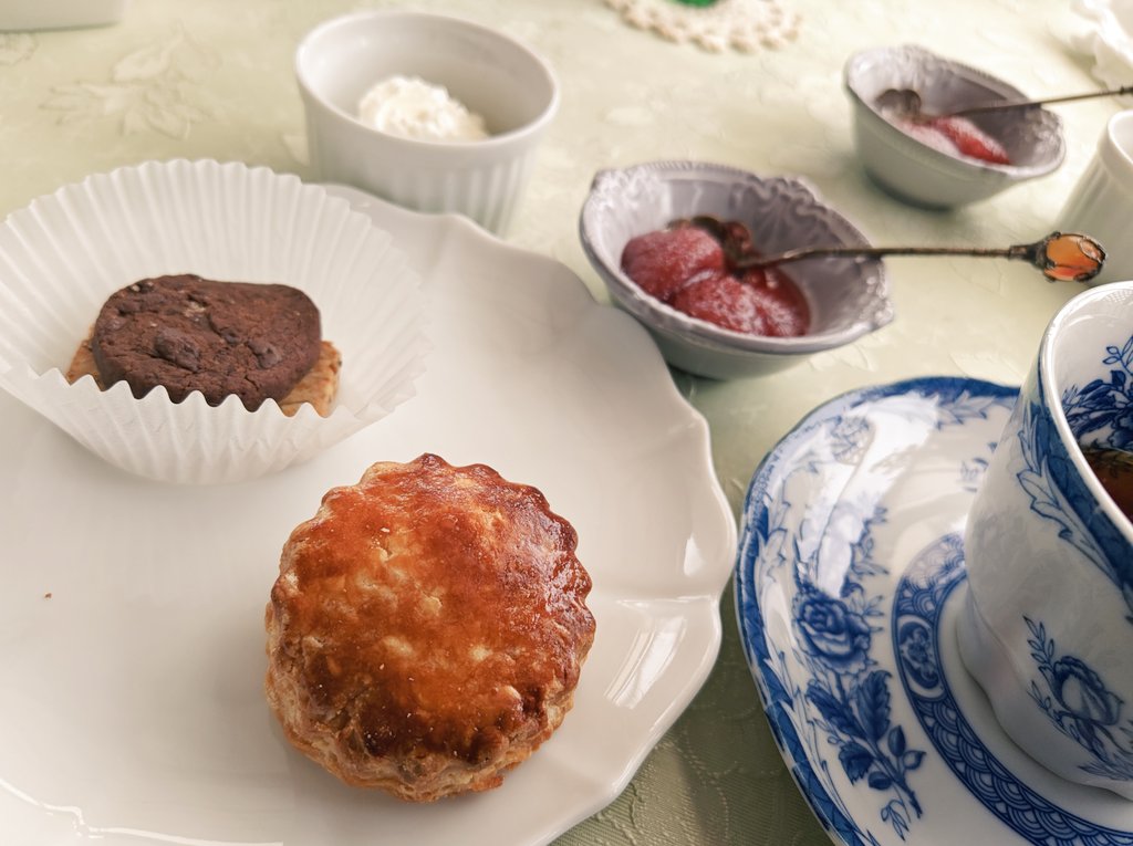 04tortor's tweet photo. お花の綺麗な素敵なカフェで、お菓子と色んなコーヒーをいただいてきました！
どれも美味しかった〜！中でも、いちごのムースと手作りのいちごのジャム美味しかった😋コーヒーの種類での味の違いにも感動✨楽しかったー！ https://t.co/ygi3BT48t9
