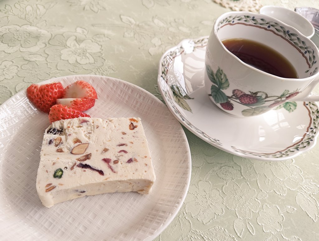 04tortor's tweet photo. お花の綺麗な素敵なカフェで、お菓子と色んなコーヒーをいただいてきました！
どれも美味しかった〜！中でも、いちごのムースと手作りのいちごのジャム美味しかった😋コーヒーの種類での味の違いにも感動✨楽しかったー！ https://t.co/ygi3BT48t9