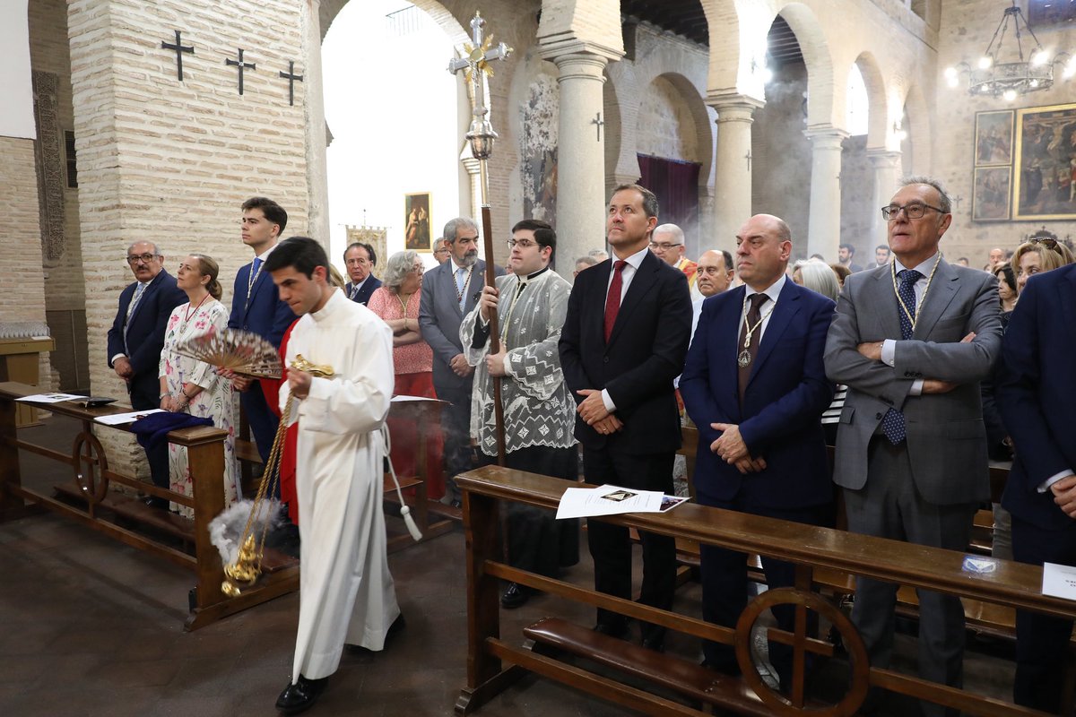 ToledoAyto's tweet photo. Acompañando a nuestros vecinos en la misa en honor a la Virgen de la Paz, celebrada en la parroquia de San Andrés.

Un momento de fe, tradición y encuentro que refleja el arraigo de nuestras costumbres y el cariño que nuestro pueblo profesa a la Virgen. https://t.co/IvQVJ4Hfac
