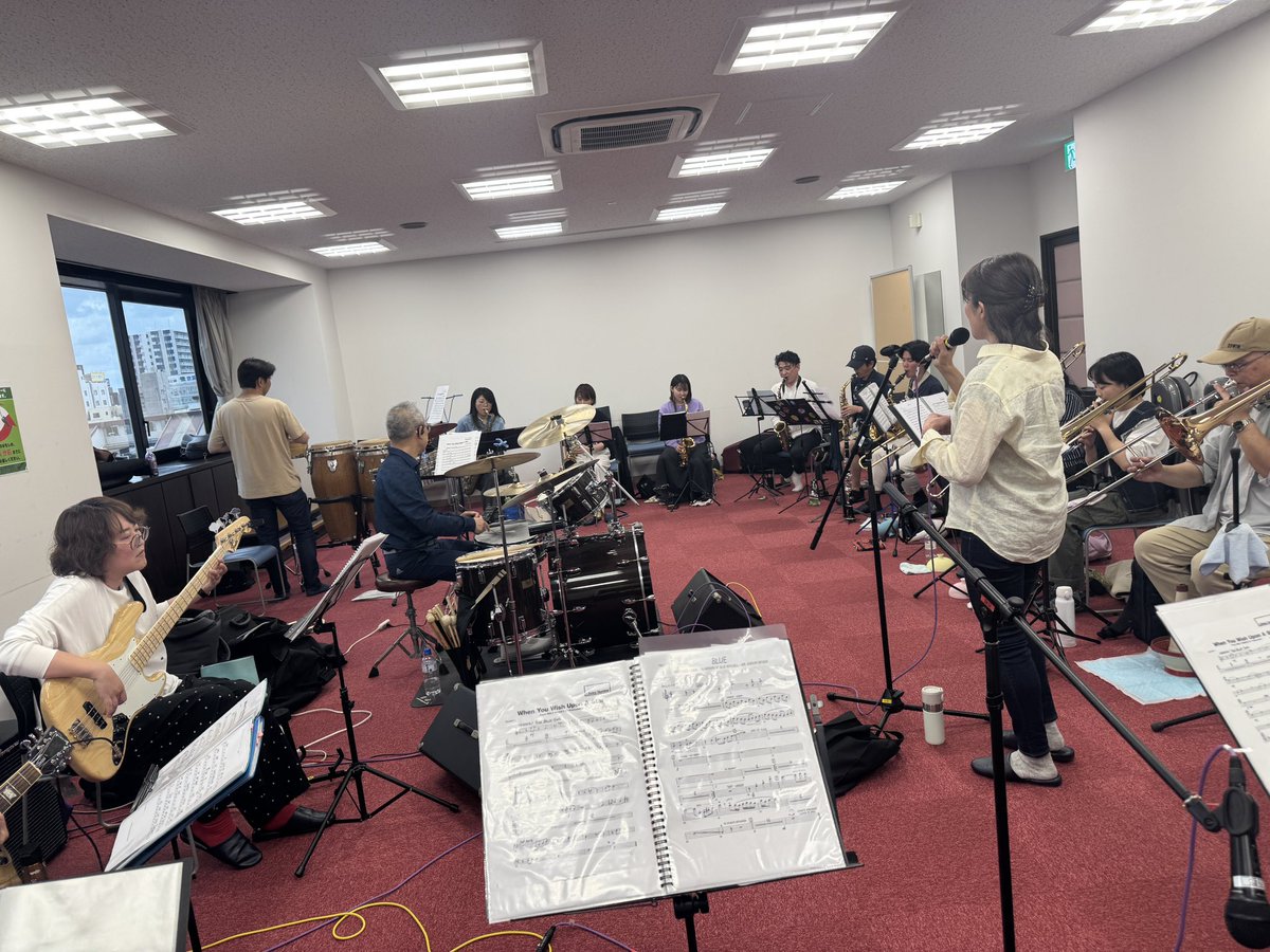 WestRootGSO's tweet photo. 本日は練習でした、ボーカルさんを招いての練習でした。本番まであと少し。
#bigband #千葉市 #jazz #trumpet #ビッグバンド #ジャス #ムー��ライトセレナーデ #蘇我コミュ #蘇我駅 https://t.co/s6LXbK9IpG