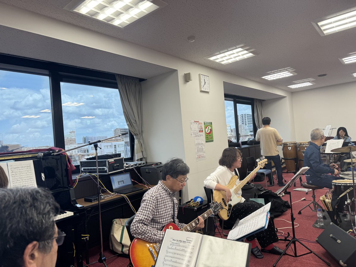 WestRootGSO's tweet photo. 本日は練習でした、ボーカルさんを招いての練習でした。本番まであと少し。
#bigband #千葉市 #jazz #trumpet #ビッグバンド #ジャス #ムー��ライトセレナーデ #蘇我コミュ #蘇我駅 https://t.co/s6LXbK9IpG