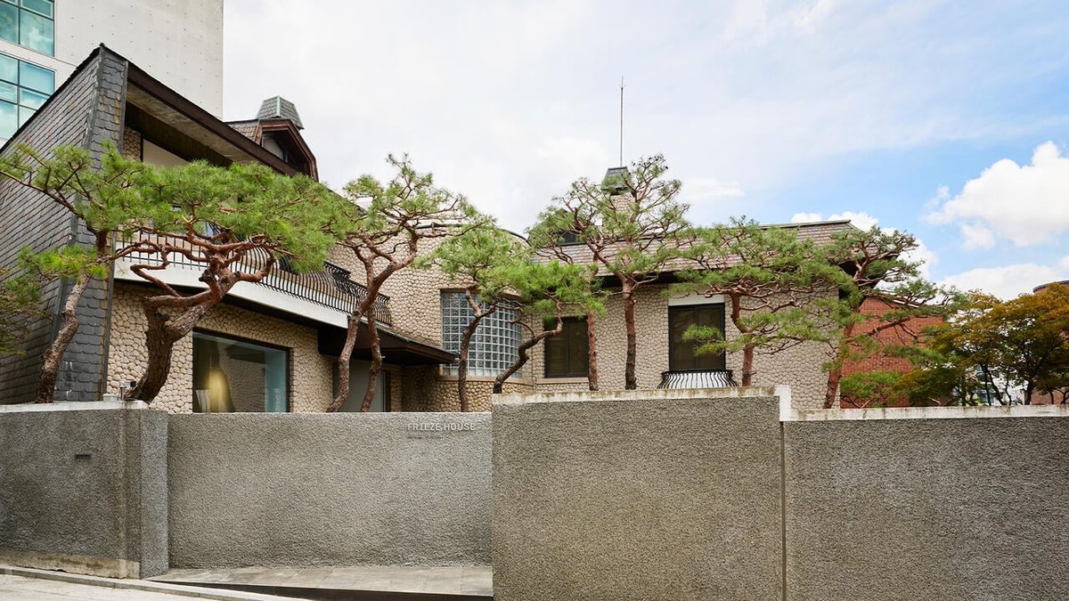 MiCorea_'s tweet photo. Frieze House Seoul, la exposición permanente de Frieze, tendrá hasta el 22 de julio la exposición "Summer Sparks" que agrupará 15 galerías surcoreanas.

En total serán 3 rondas de exposiciones, de 2 semanas cada una y con cinco galerías simultáneamente. https://t.co/9fViU4ReOs