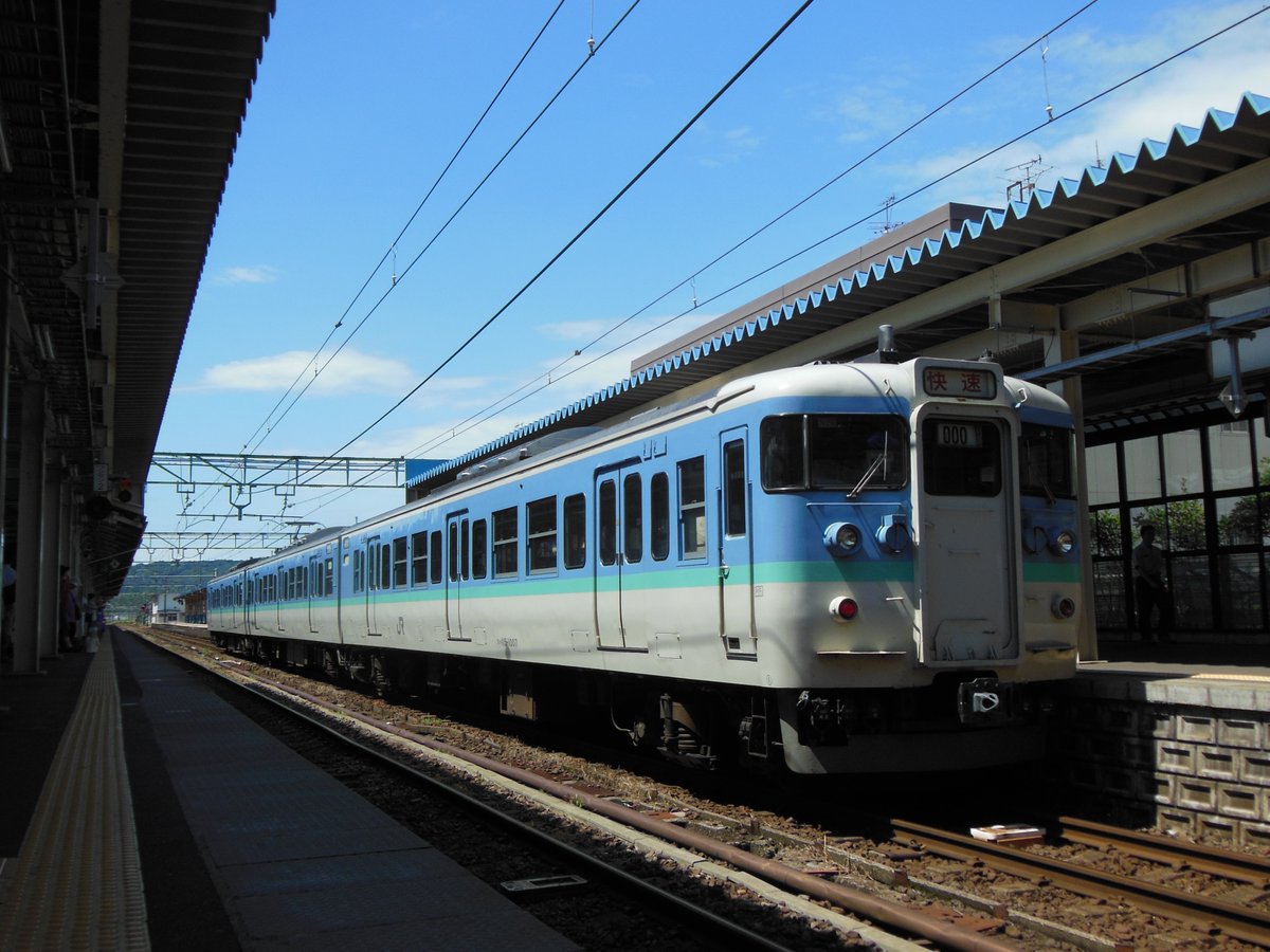 Express475azuki's tweet photo. 多客期、直江津→長野で設定があった、115系による臨時快速列車。
この場所で見る快速幕の115系長野車と、山線での快速運転は新鮮味があったものです。 https://t.co/icwew1nkKf