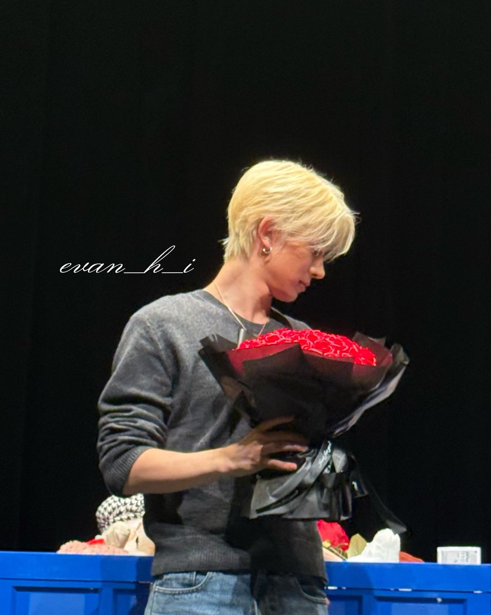 ___hbpever's tweet photo. 260524
EVAN THE VANISH 
スペシャルプレミアムサイン会

うちが大好きなバラの花束持ってくれてありがとう😿🌹

最高に王子様で本当にかっこよかったですㅠㅠ
世界で1番愛してるよ😭💞💞💞💞

 #EVAN  #heeseung  #THE_VANISH  #희승  #fyp https://t.co/fkUn4BwfXF