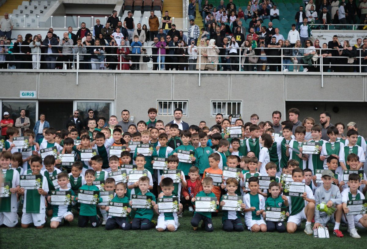 BursasporSk's tweet photo. Futbol okulumuzun kış dönemi, Merinos Stadyumu’nda gerçekleşen kapanış töreniyle sona erdi. Genç yeteneklerimiz sertifikalarını, Başkanımız Enes Çelik’in elinden aldı. https://t.co/V3EIYQiZwE