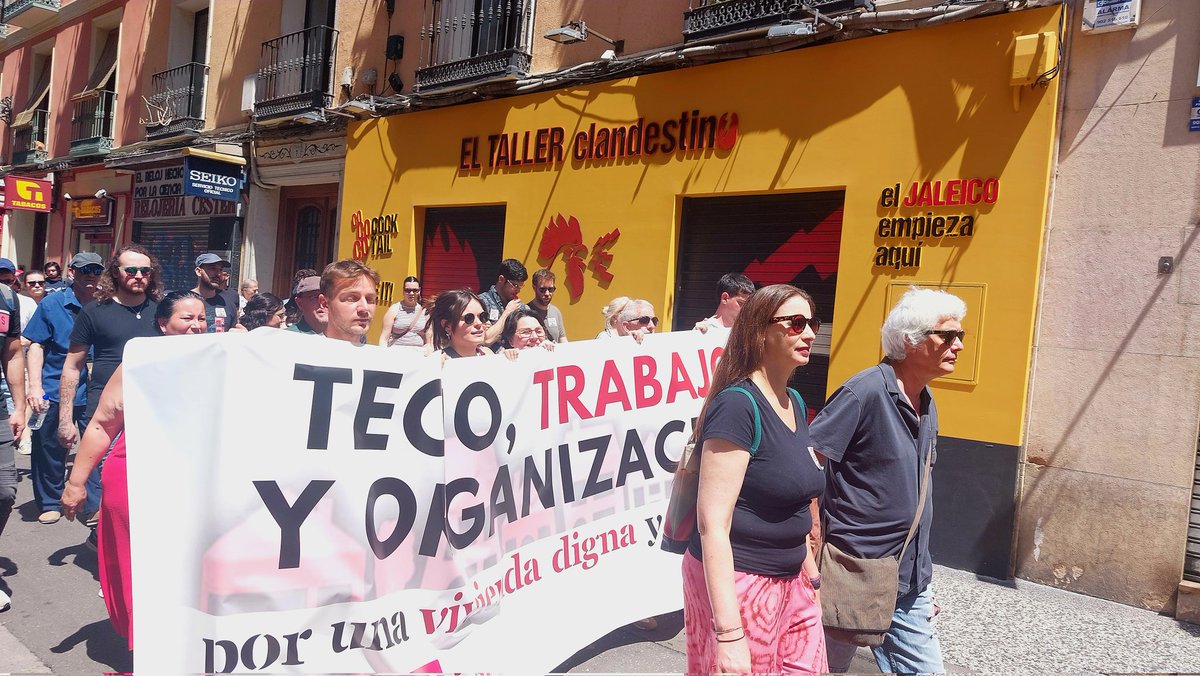 CCOOAragon's tweet photo. 📍#EstáPasando Un domingo más de lucha en las calles. Hoy toca defender el derecho a una #vivienda digna y asequible. Porque no puede ser un negocio, no puede ser un lujo.🔊 Fuera especuladores, fuera sinverguenzas. Ni casas sin gente ni gente sin casa. La vivienda nos cuesta la vida. Trabajamos para vivir no para  pagar✊🏽✊🏽✊🏽