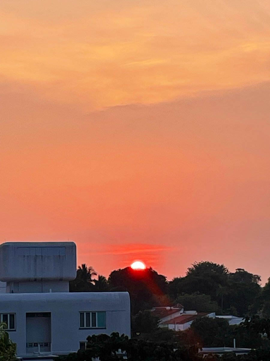 TaraTeacher1's tweet photo. Tonight’s sunset 👌 #singapore #balconyviews #sunset #landscape https://t.co/ZV2GxjyJYx