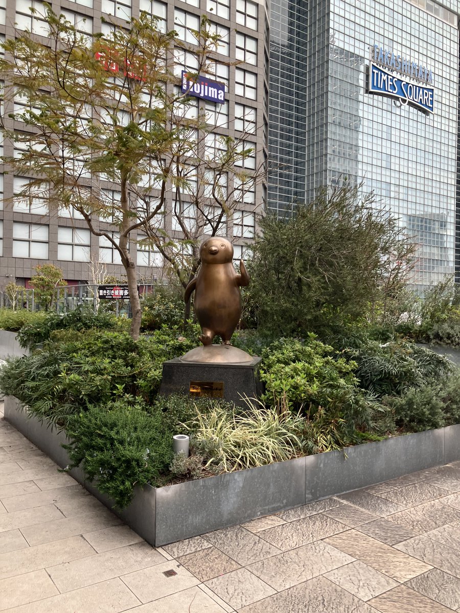 えすらいん tweet media