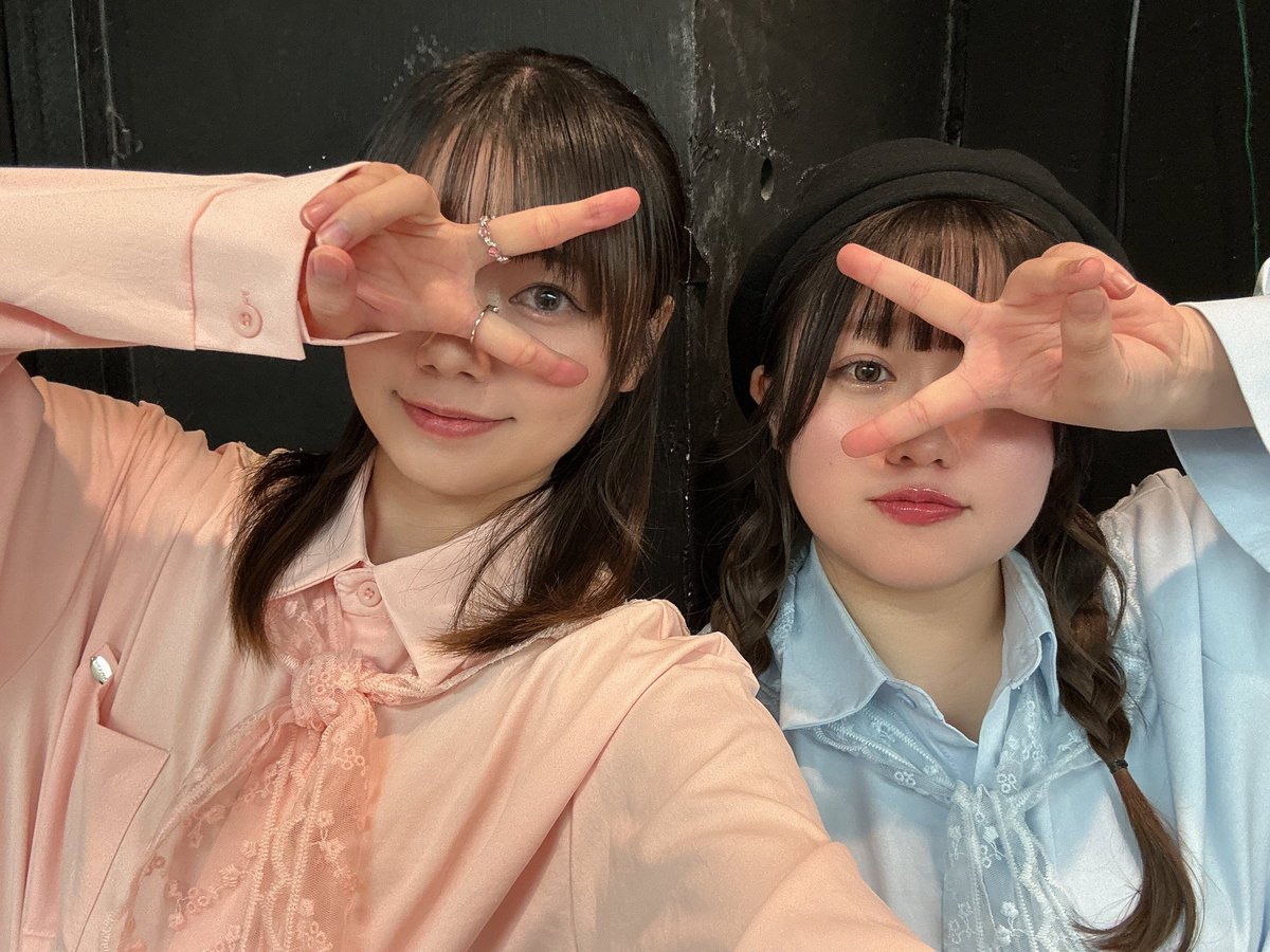 ayapandayaka's tweet photo. シャツにベレーぼうにみつあみのあやかちゃんげきかわだった かみビジュ🥺
ふたりでおそろいのシャツもかわいい！
そうじてはまちゃんのおかげですありがとうございます https://t.co/PdPa2LkiTg