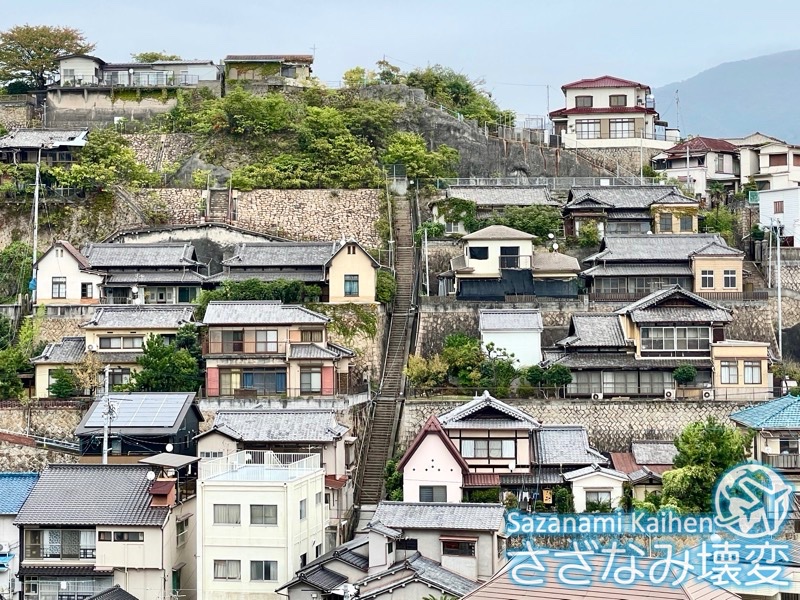 kazupi's tweet photo. 【ご報告】
鎮守府や工廠建設の立退料を元手に賃貸住宅業で財を成した高橋仙松らが人口急増で住宅逼迫する呉で最後に残った崖地を昭和初期に雛壇造成し、反り立つ石垣に海軍将校向け住宅が立ち並んだ"両城の百階段"

この歴史的な街並みを残したいと、和洋折衷の洋室付き文化住宅を一軒取得しました。

近辺の200階段の方は映画「海猿」のロケ地としても知られ、ハイカラなレンガ塀や恐らく海軍将校が車でどうやってか上り下りしたと思��れるジグザグの狭い旧道などが残っています。

2001年の芸予地震後に崩落危険地帯として撤去された頂上付近も含めて、海軍や戦後の造船業で隆盛を極めた呉の発展と衰退、ひいては元産業立国&災害大国の日本そのものを象徴する一帯であると考えることもできると思います。