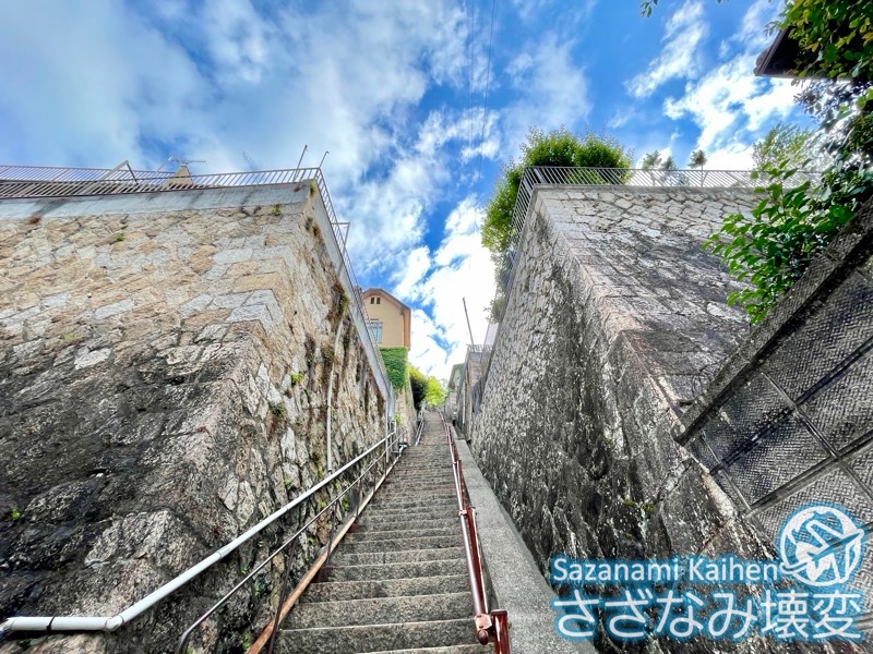 kazupi's tweet photo. 【ご報告】
鎮守府や工廠建設の立退料を元手に賃貸住宅業で財を成した高橋仙松らが人口急増で住宅逼迫する呉で最後に残った崖地を昭和初期に雛壇造成し、反り立つ石垣に海軍将校向け住宅が立ち並んだ"両城の百階段"

この歴史的な街並みを残したいと、和洋折衷の洋室付き文化住宅を一軒取得しました。

近辺の200階段の方は映画「海猿」のロケ地としても知られ、ハイカラなレンガ塀や恐らく海軍将校が車でどうやってか上り下りしたと思��れるジグザグの狭い旧道などが残っています。

2001年の芸予地震後に崩落危険地帯として撤去された頂上付近も含めて、海軍や戦後の造船業で隆盛を極めた呉の発展と衰退、ひいては元産業立国&災害大国の日本そのものを象徴する一帯であると考えることもできると思います。