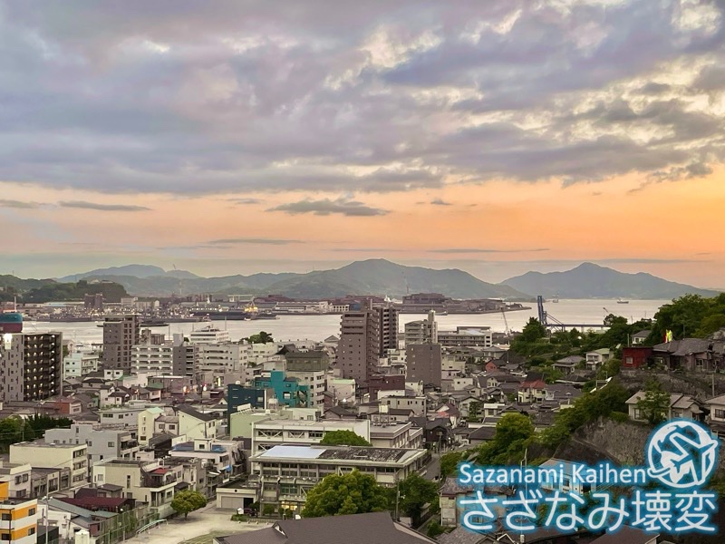 kazupi's tweet photo. 【ご報告】
鎮守府や工廠建設の立退料を元手に賃貸住宅業で財を成した高橋仙松らが人口急増で住宅逼迫する呉で最後に残った崖地を昭和初期に雛壇造成し、反り立つ石垣に海軍将校向け住宅が立ち並んだ"両城の百階段"

この歴史的な街並みを残したいと、和洋折衷の洋室付き文化住宅を一軒取得しました。

近辺の200階段の方は映画「海猿」のロケ地としても知られ、ハイカラなレンガ塀や恐らく海軍将校が車でどうやってか上り下りしたと思��れるジグザグの狭い旧道などが残っています。

2001年の芸予地震後に崩落危険地帯として撤去された頂上付近も含めて、海軍や戦後の造船業で隆盛を極めた呉の発展と衰退、ひいては元産業立国&災害大国の日本そのものを象徴する一帯であると考えることもできると思います。