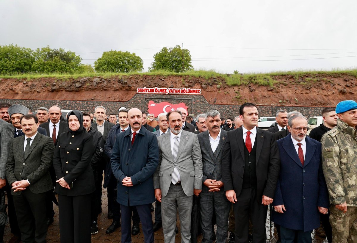 idrisTugunmus12's tweet photo. 33 yıl önce Bugün pkklı hain alçaklar tarafından kaleşçe Şehit edilen 33 Erimiz için anma programına katıldık. 

Şehitlerimizin Âziz ruhları şad mekanları cennet makamları Âliyy olsun inşallah. 

Vatan Sağolsun.🫡🇹🇷

Kahrolsun pkk ve işbirlikçileri 
#24Mayıs1993 
#HainsizTürkiye 
#BingölValiliği