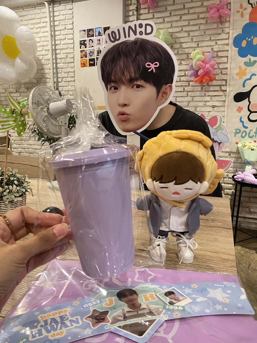 hyukant's tweet photo. คาเฟ่ลูกแตรน่ารักมากก มีวินดึเต็มไปหมดเยย 💜🩵💚 #DaylightWhispersWithJH https://t.co/2W8c8dttgf