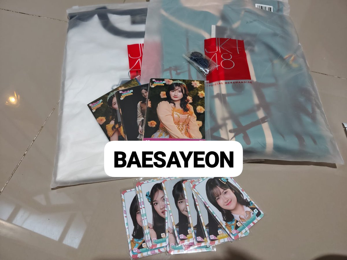 baesayeon's tweet photo. #testi_baesayeon testi jastip kemarin yg sempet ke photo maap yg ga sempet dibelikan krna ada trouble di tmpt merchnya grgr jot😵‍💫 https://t.co/Ii7Tl7NdX5