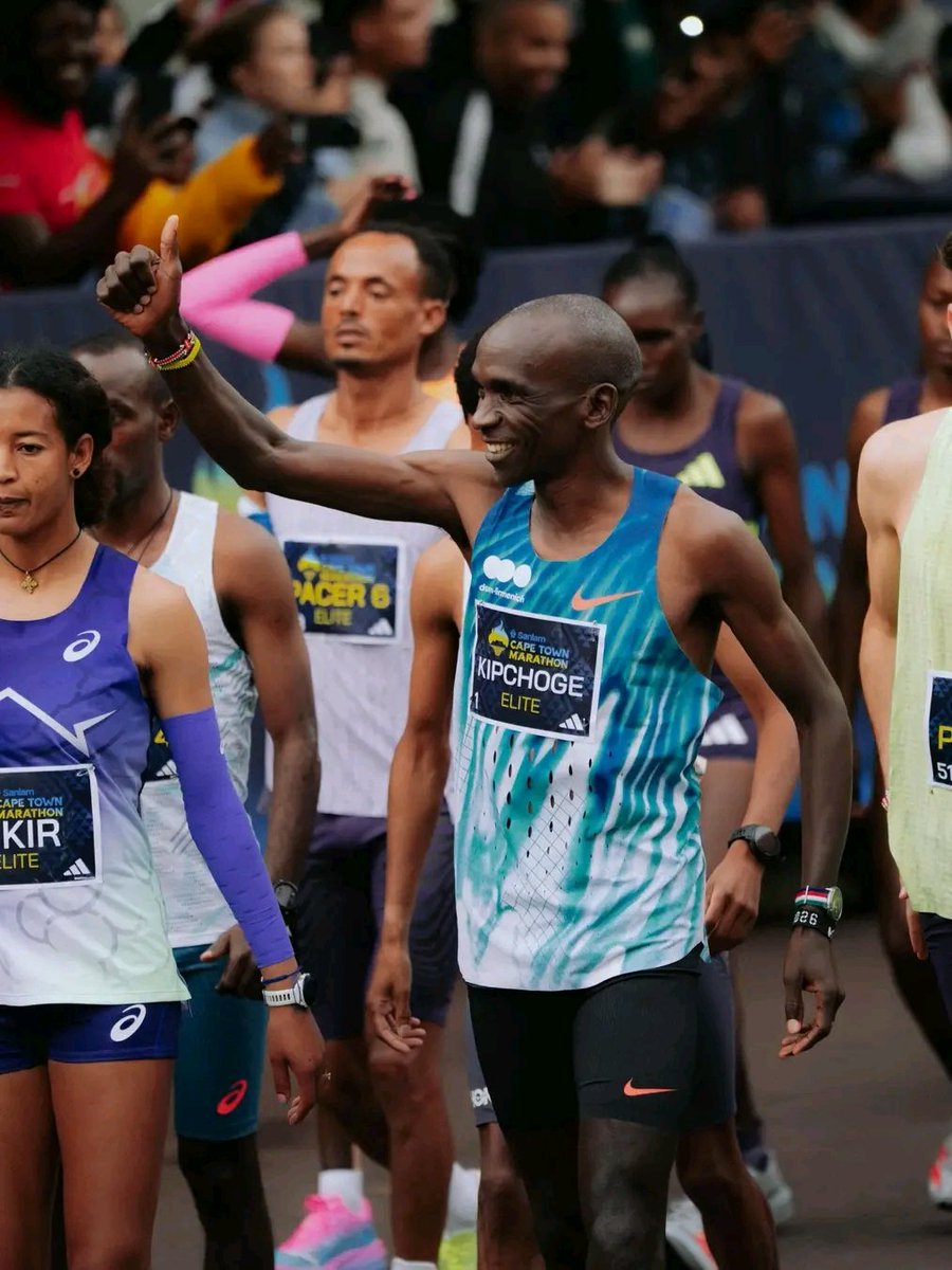 TNrunningAR's tweet photo. ETERNO ♾️
Eliud Kipchoge y el furor de los fans luego de que el keniano terminará la Maratón de Ciudad del Cabo.
Con un tiempo de 2 horas, 13 minutos y 29 segundos y con 41 años, finalizó en el puesto 16.
#TNRunning https://t.co/3nn05oamIA