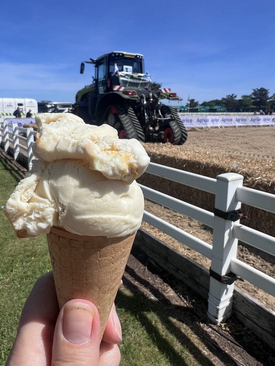 charlottebsmith's tweet photo. @farmfest_uk in one picture ! https://t.co/tIl8dpOVHF
