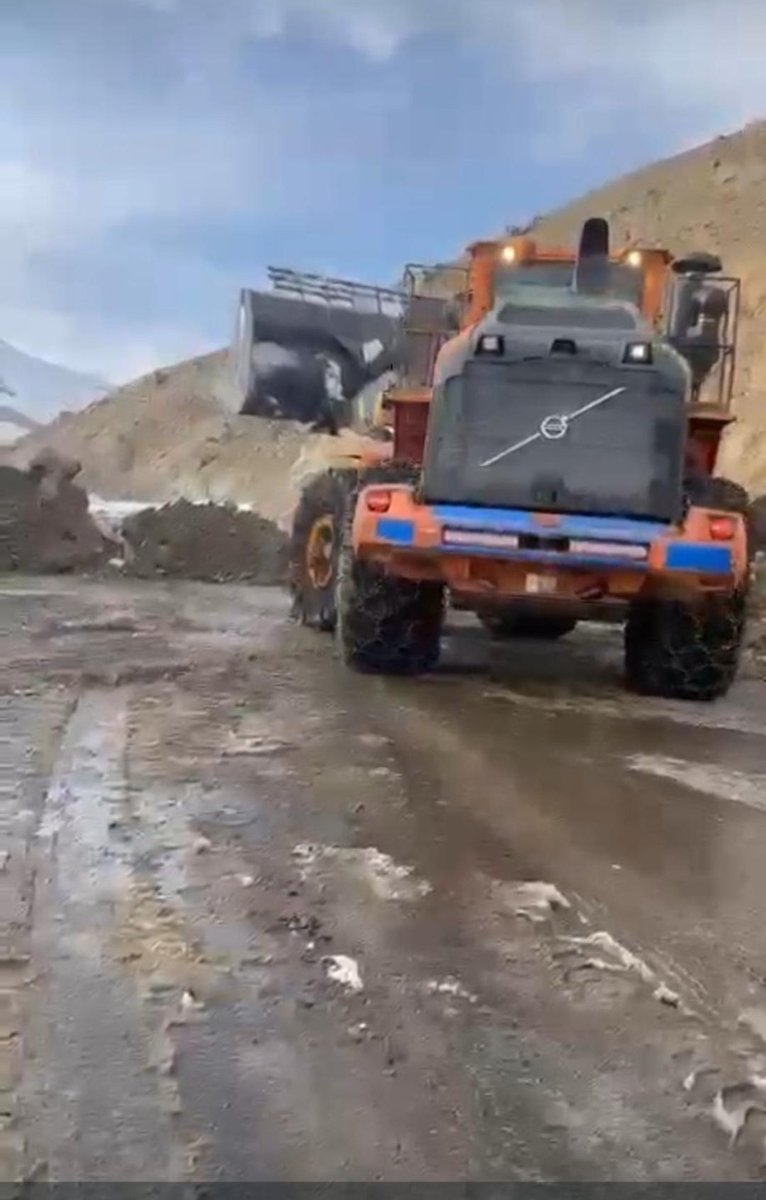 MahmutDindar65's tweet photo. Tarih 24 Mayıs!

Halkın yolunu açması gerekenler baskı, kelepçe ve gözaltı ile yanıt veriyor!

Bu akşam Miks ilçemizde yolun akıbetini soran halka ve şoförlere yapılan saldırıyı kınıyoruz. İlçe yolunu açmayan sorumlular neyi bekliyor? 

Bugün Bahçesaray durağını ziyaret ettik. Halkımız da şoförler de çok öfkeli haklı olarak. Bu zulüm bayramda durmalı ve yol açılmalı!

@DEMPartiWan @dbp_wan @Nebahat_Benek @ayvazhzr @AbdullahZeydan @neslihansedal65