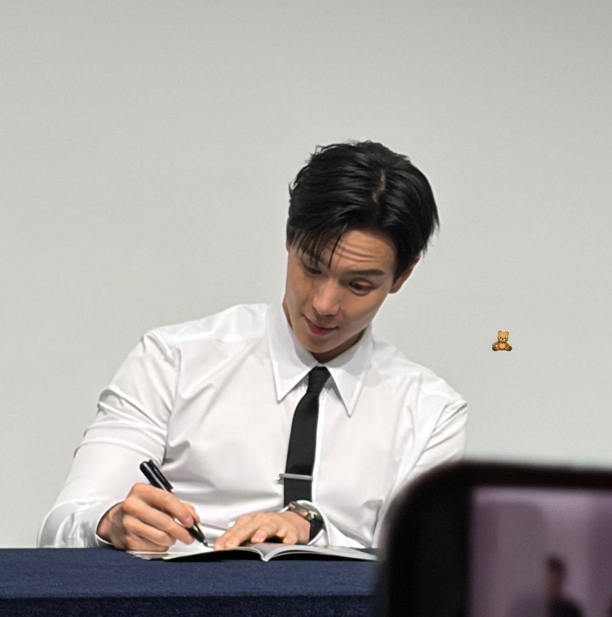 princessyeoleo's tweet photo. Lebih mirip kayak wali murid ambil rapot anak dibanding idol kpop fansign :") https://t.co/hAyQaiBTHq