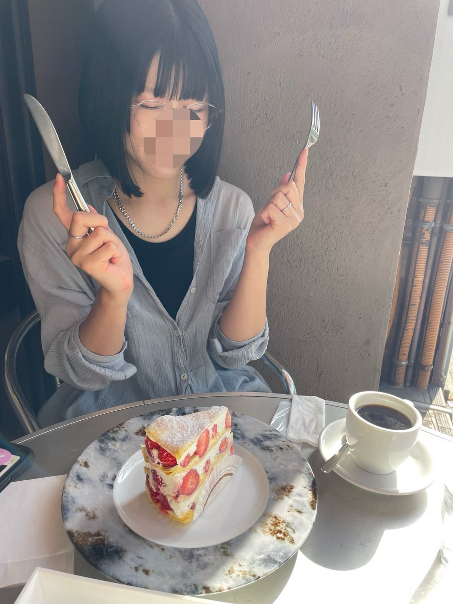 new23nyan's tweet photo. 何回行っても出会えなかったケーキに予想外のタイミングで出会えた🍓(ウルトラ逆光) https://t.co/FwS3QKPtqW