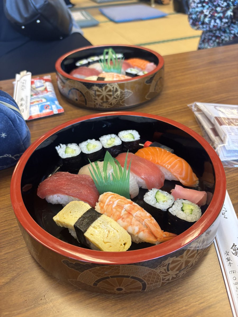 hisalin's tweet photo. 長年🎻やっておりますが、楽屋でひとり一桶お寿司出していただいたの初めて！ごちそうさまでした🍣 https://t.co/ydgqQltPIY