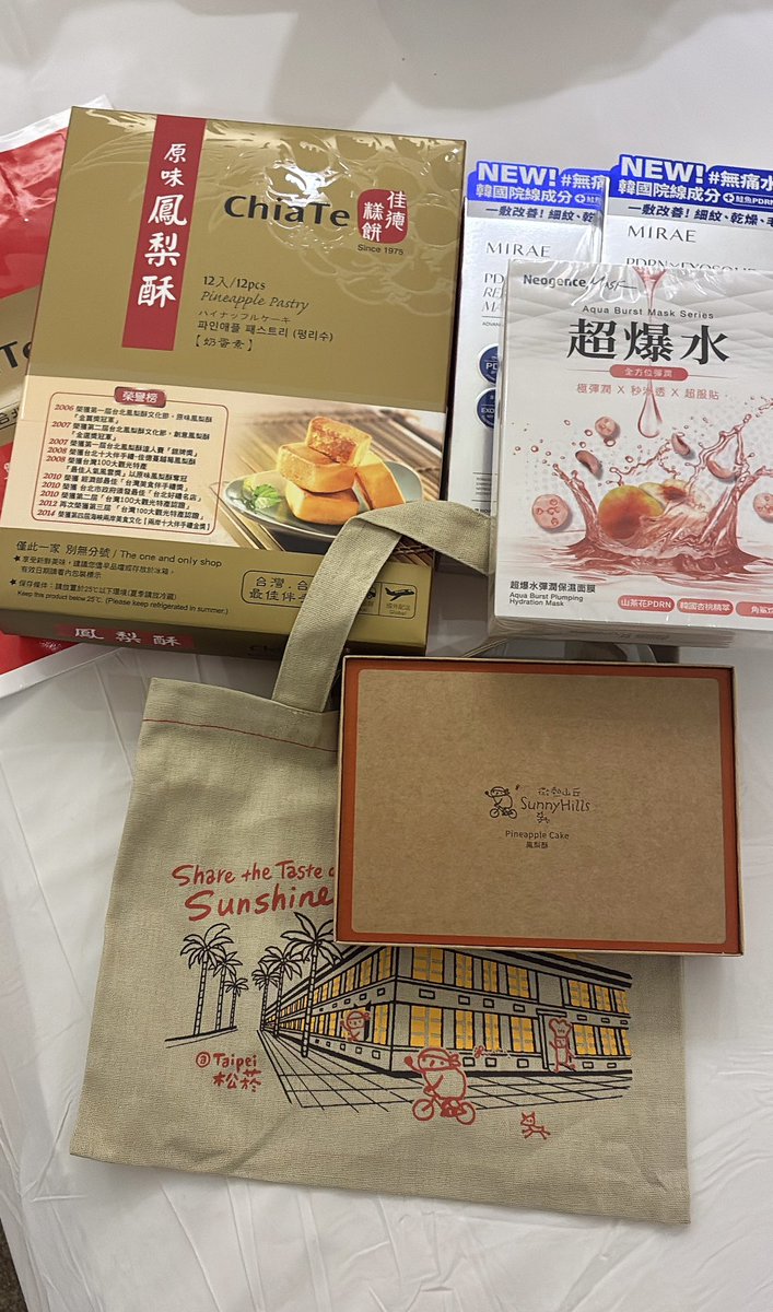 ricky_tyamu_noa's tweet photo. 🇹🇼台北旅行🍍お土産🛍
毎回必ず購入するCookie886は🥰
期間限定でミルクティー味🍪
🍍パイナップルケーキは定番の3種類
これ買っとけば間違い✨✨✨✨❤️
#台北 #台湾土産 #パイナップルケーキ #Cookie886 #カルフール https://t.co/FkqfOjUZlt