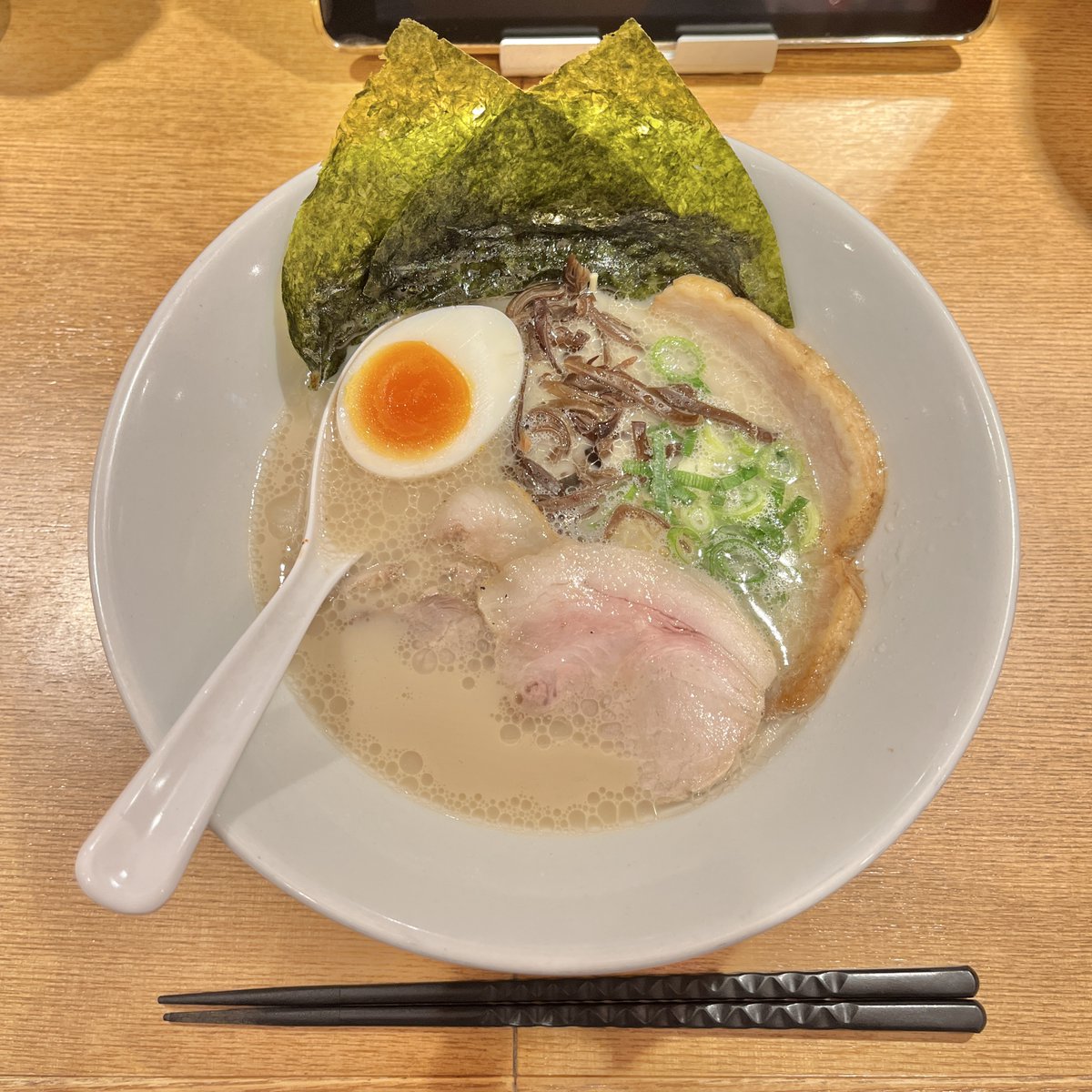 cider_elevator's tweet photo. #一風堂 #博多ラーメン
白丸と赤丸、あなたはどっちが好き？
明太子ごはんや博多ひとくち餃子も美味しいよ。 https://t.co/z9du99Giae