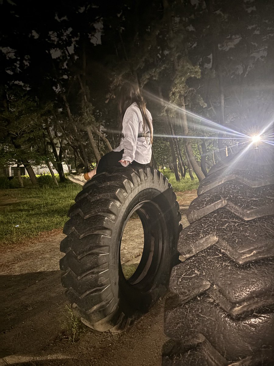 F16Uw's tweet photo. 夏らしい青のシャツコーデ✨️
遠出をして夜の公園にある大きなタイヤに一生懸命登りました😚
退屈な日々を一緒に過ごしてくれる人募集〜✨️✨️
 #彼氏募集
 #友達募集 https://t.co/UxvczlKEeG