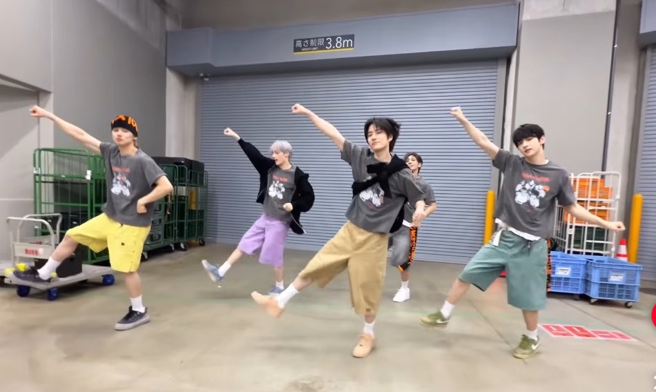 pyooooontxt's tweet photo. ここの振り個人的に可愛くて好きなもんで注目して見てたんだけど、スビン本番で間違えちゃったのかと思ってたら舞台裏ダンス動画が公開されたことによりシンプルにこう覚えちゃってたことが判明ｗｗｗｗｗｗｗｗｗかわいい https://t.co/tLOhJVU5Rb