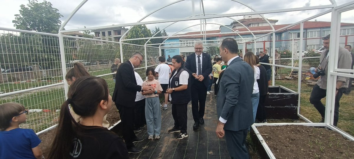 LBilsem's tweet photo. Lüleburgaz Kaymakamı Kemal YILDIZ, Lüleburgaz Belediye Başkanı Dr. Murat Gerenli, Lüleburgaz İlçe Milli Eğitim Müdürümuz Cihan ERDEM  ile birlikte belediyemiz tarafindan yetistirilen ata tohumlarimizi ektik.
@arge392 @kirklarelimem @TCLuleburgaz @LuleburgazMEM @luleburgaz_bld https://t.co/2U32Ojcol1