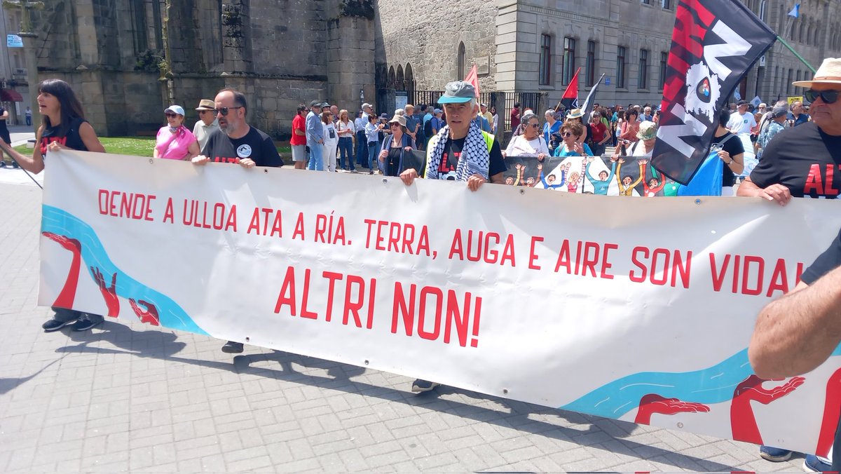 DavizCarballal's tweet photo. Manifestación da @defensadaria contra a #PPrórroga de #Ence e contra #altri;ca presenza da @UlloaViva.Por unhas rías libres de contaminación e risgos pa saúde. Apoian @greenpeace_gal @verdegaiaGZ @ADEGAgz e máis.#EnceFora @Altri_non #RìasGalegasLimpas https://t.co/8LhKxe1bhq