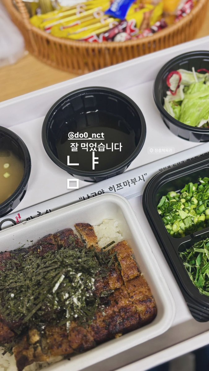 mmeltdy's tweet photo. โดยองส่งข้าวหน้าปลาไหลไปคอนเสิร์ตพี่เบ พี่สาวมาดูคอนน้องโดยองหลายครั้งแล้ว ถ้าตอนนี้โดยองไม่ได้เข้ากรมคงไปซัพพอร์ตที่คอนเสิร์ตด้วยตัวเอง 🤍🩷 https://t.co/i2cJdST90b