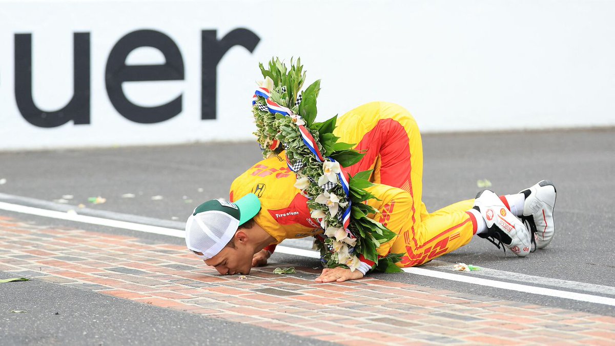 juanjoabsolut's tweet photo. Cruzando los dedos para que en unas horas vuelva a pasar esto con @AlexPalou Pase lo que pase volverá a ser la Carrera más rápida del Mundo y, hoy por hoy, mi cita favorita del calendario automovilístico #Indy500 #HelloPalou #Indycar #IMS https://t.co/9iIrda17Pb