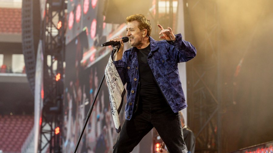 jero_net's tweet photo. Estaba convencido de haber sobrevivido para acabar estrellado y ayer mi vista se nubló la mitad del concierto, recodando la banda sonora que acompañaba en aquel suicidio accidentado #ElUltimoDeLaFila

Himnos de desesperación, muerte, amor por los que se fueron y la distancia, la búsqueda de la libertad, la actitud de ser diferente y que nadie te comprenda ni lo hará. 

Ese era yo y mi catecismo hasta aquél día https://t.co/AS4Qi48Llx de febrero en que todo acabó entre la nieve y volví a renacer teniendo sentido y "el último" dejó de formar parte de mi banda sonora, salvo por finos retales que llegan en alguna radio o porque mi Patria sigue en mis zapatos y mis manos son mi ejército o por seguir siendo un insurrecto. 

Todo eso hasta ayer, coincidiendo con los 40 años que Ellos se fueron y con este 2026 en que otro nuevo abismo se abre ante mí y el juicio que llevo esperando 12 años se dará asumiendo como siempre con mis #plus25huesos y las cicatrices que esta aventura de vida, deja en este libro de visitas que es mi cuerpo.