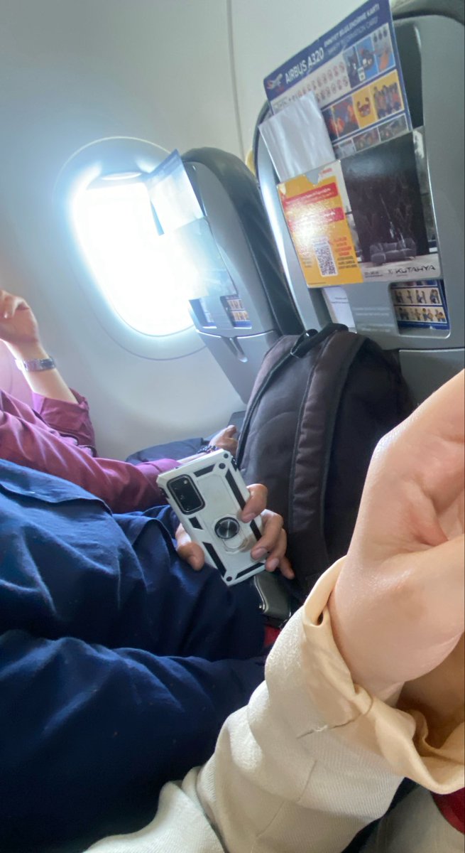 pazarci_'s tweet photo. Ulan erkekler ne salaksınız amk. Ekran kapalı olsa da telefonu bu şekilde tutmamanız gerektiğini bi öğrenemediniz. İlla sapıkmışsınız gibi (zaten sapıksınız) uyarıp sizi rezil edeceğiz https://t.co/KzEFZtyvhK