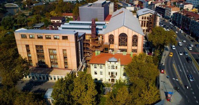 serbestiyetweb's tweet photo. Bilgi Üniversitesi kararından geri mi dönülüyor?

Öğrenciler ve ailelerden gelen yoğun tepkiler üzerine İstanbul Bilgi Üniversitesi için Ankara’da yeniden değerlendirme trafiği başladı. 

Kayyum raporu YÖK üzerinden Cumhurbaşkanı Erdoğan’a sunuldu.

https://t.co/VeGN2kTP0C https://t.co/ZBzSndkg1b