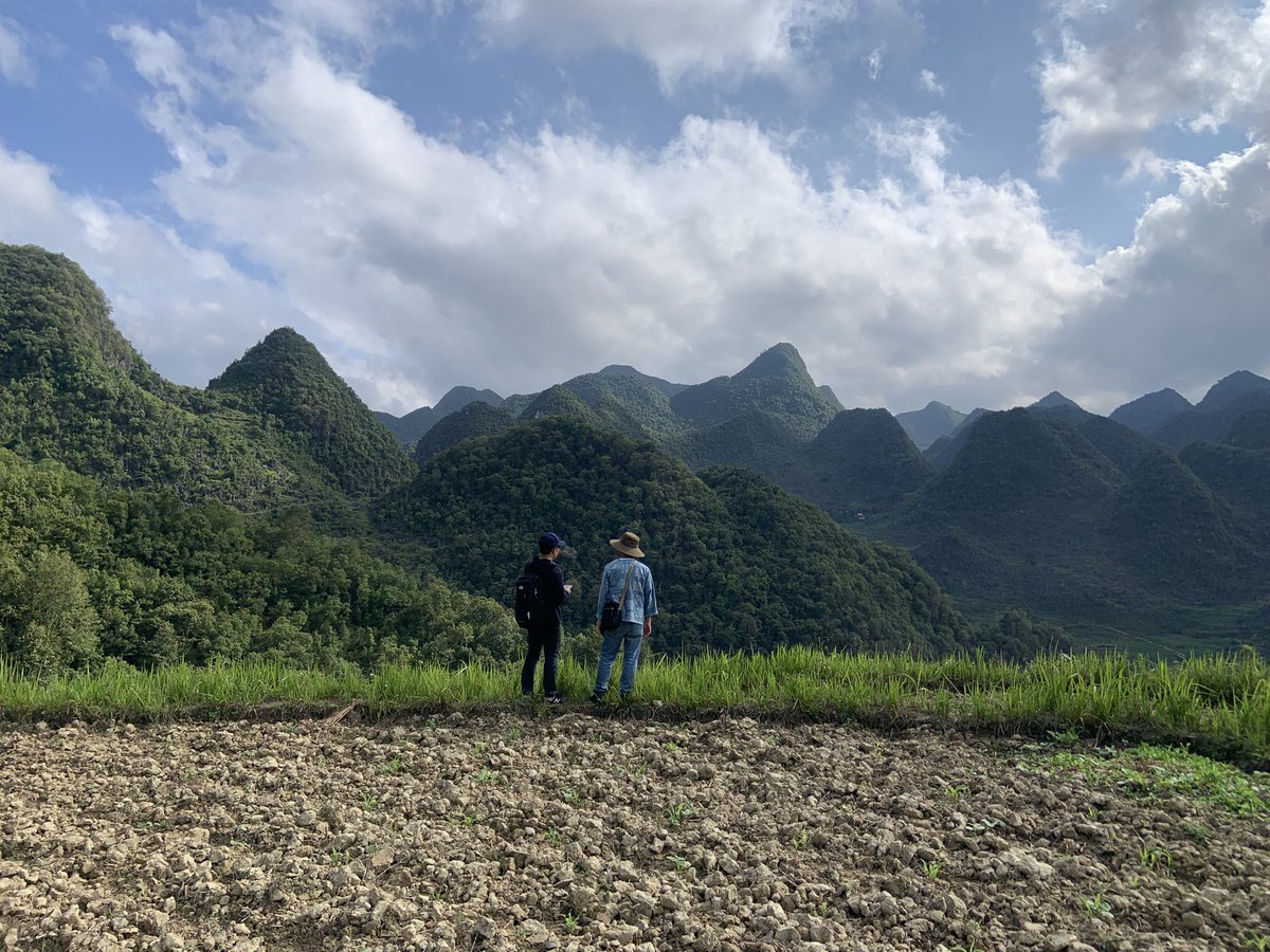 ngojr's tweet photo. 70歳の日本人、小倉さん。
30年前ベトナムで少数民族と出会い未知なる文化に惹かれていった。毎月日本からハザンの山奥へ通い自費で少数民族文化の保存活動を続けている。Lô Lô族の村ではカフェを寄贈し雇用も生んだ。人生をかけて「消えゆく文化」を守っている。 https://t.co/6vw6nkR5hS