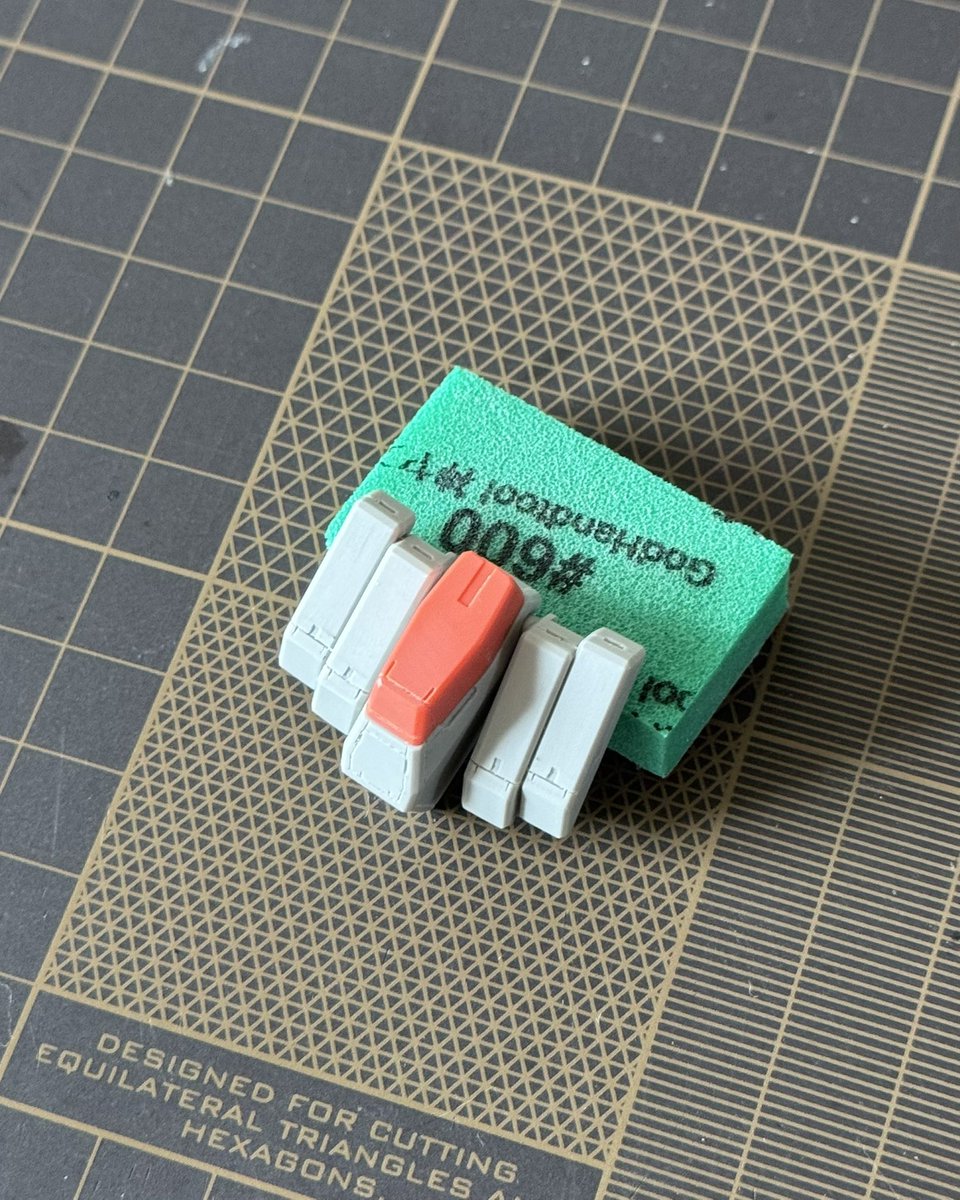 tom3_craft's tweet photo. ケルディムサーガ wip

腰部正面をスジボリを追加
フロントスカートに追加したラインから開いてGNミサイルが射出されるイメージで彫りましたが、どうでしょう？🤔
#ケルディム #ガンプラ #gunpla https://t.co/TZ05tQ4y7Z