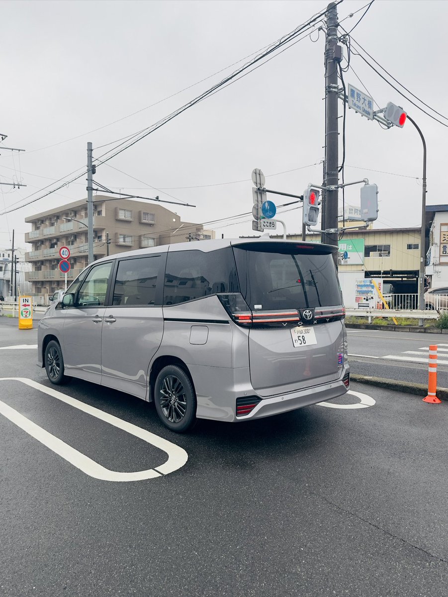 phantom_767_300's tweet photo. 近所に三井🟦の改良前後期型のVOXY HV が入ったので乗ってみましたw

デザインは好きなのですが三井のミニバンあるあるですが機能がスライドドアが左のみ電動な点や、リアの空調が温度調整が効かないクーラーのみなのが残念で冬の利用には向きません😢
最近の三井はSUVが強くミニバンには弱いイメージw https://t.co/flpclGVq50
