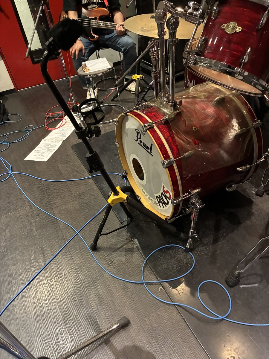 scarecrows1984's tweet photo. ヤーどうも、スケアクロウズMITTSUです。今日は船橋でリハやりました、ありがとう　テペペのキックが強すぎるのかバスドラが前へ前へとズレていくんだ　苦肉の策でギタースタンドをカマしてやりました
そんな俺たちスケアクロウズ　次のLIVEは31日、日野SOUL Kです！ https://t.co/dkpjiW1MfD