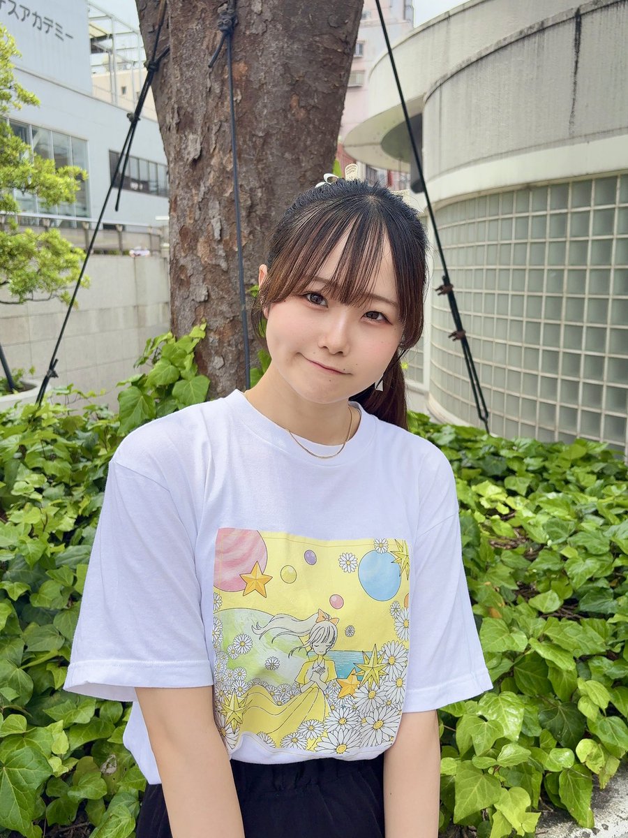 riko12615's tweet photo. ⋆⸜ イベント追加情報 ⸝‍⋆

音都りこTシャツがついに完成！！！✨
イラストは高校生からお世話になっている
87(@rakuenja71 )さんに描いて
いただきました👀💕
バックには私のサインも入っております！
生誕イベントからの販売になるので
当日はぜひ私とお揃いしてください♡.*･ﾟ

着用サイズ:L

#音都りこ生誕