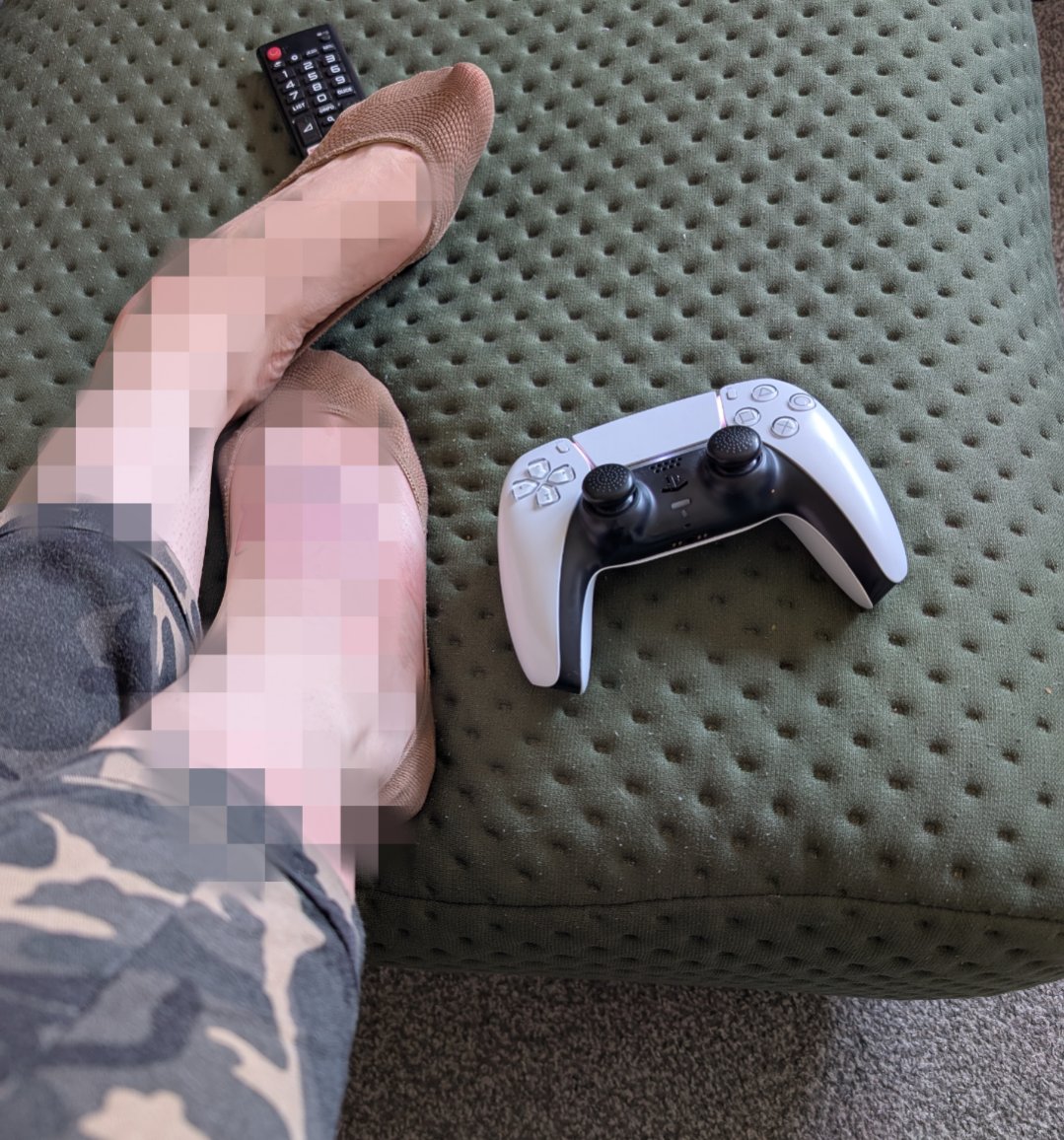 LucretiaReigns's tweet photo. Day dreaming about sniffing my feet while I play a game.... That's not a question cause I know that's so desperately what you desire https://t.co/N8eDyRop5N