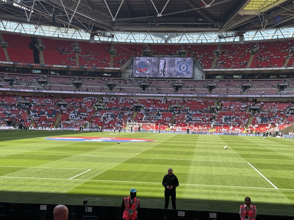 AnyAirPlane's tweet photo. Come on County 😁👍🎩 @stockportcounty #stockportcounty #uth https://t.co/roMEjnEchg