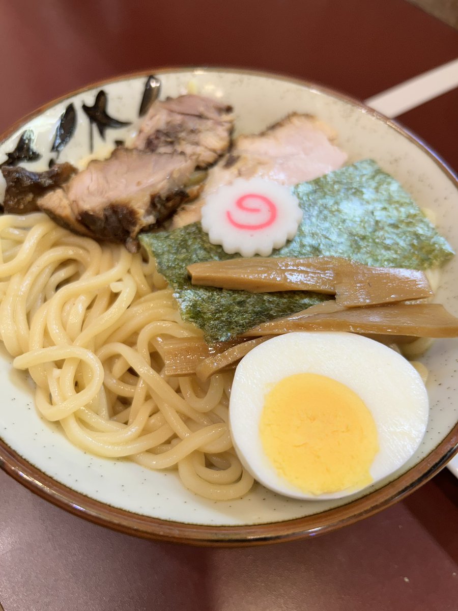 rawota2022's tweet photo. 鎌倉大勝軒さんもりそば小です。以前店主さんが「最高のスープができました」と仰っていた時の比較的スッキリスープに最近は安定しているよう。そしてこのコクはたまらない。アブラだけで厚みを出すのではなく、沢山の具材の旨みを凝縮させたスープには本当に隙が全く無い。うますぎる。
#鎌倉大勝軒 https://t.co/4gQZ67B1Ah