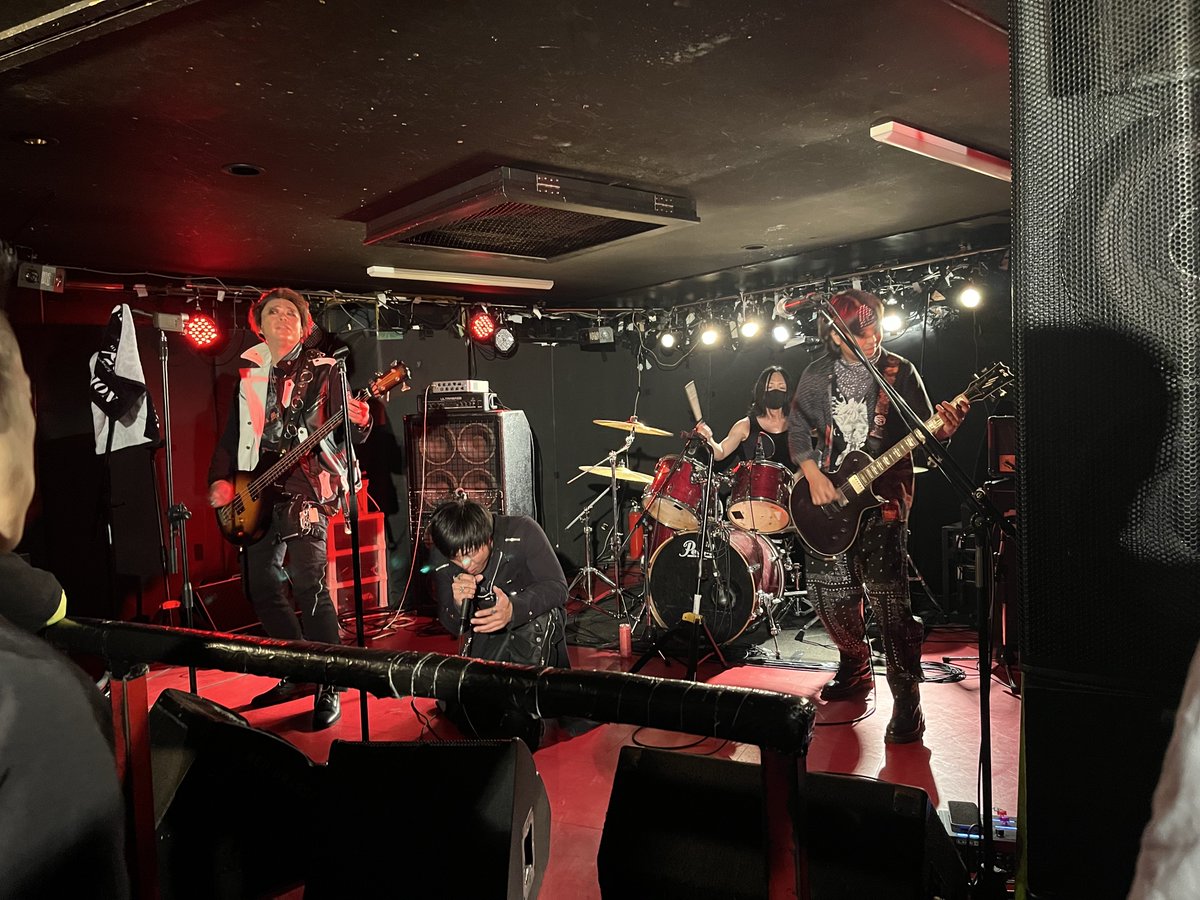 hossy_gt's tweet photo. 今日は前にDEAD ENDのトリビュートバンドを一緒にやったYasuharu君のバンド、Cross My Painを観に行きました。
カッコよかった❗️
初めて行くハコで、顔見知りはいなかったけど、楽しんできました。
Cross My Painの後に出てたサンダーボルトスコーピオンズも良かったなあ https://t.co/JuQCjUJmFX