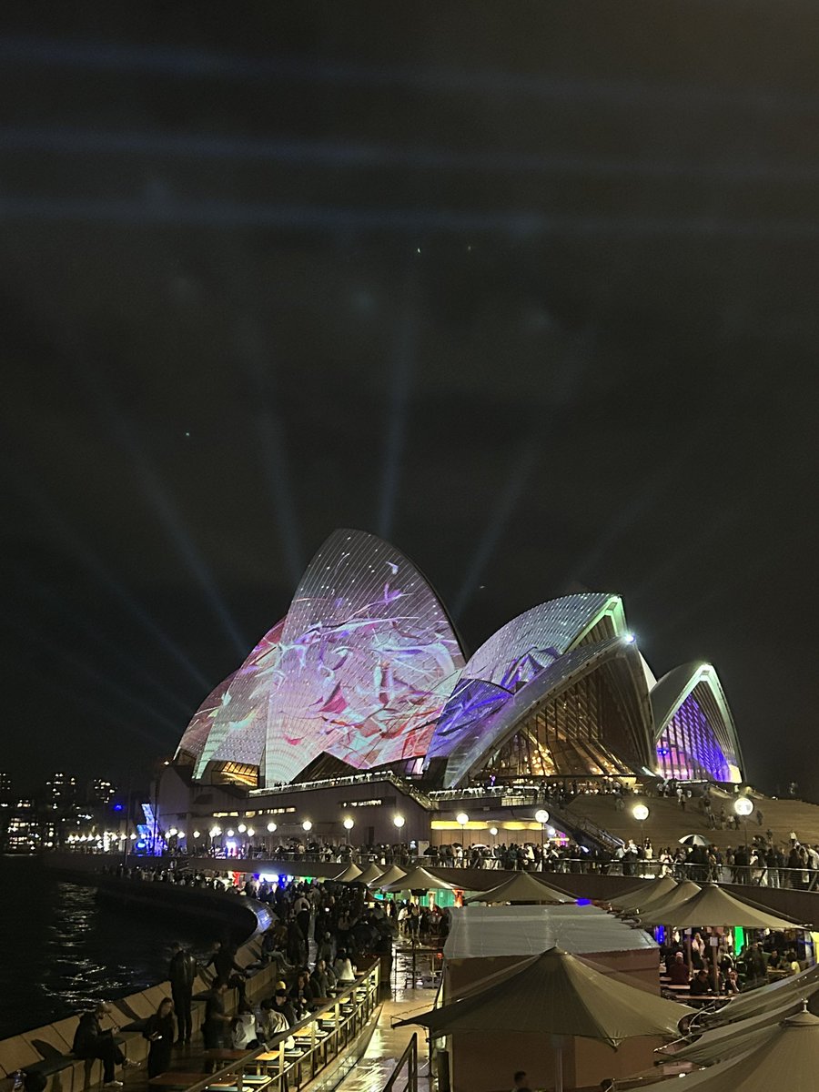 Tim8nbm's tweet photo. 每到冬天，晚上能吸引人到市中心去的项目之一，就是去看Vivid Sydney啦。

在热闹和酷炫程度上，它比不上国内很多地方的灯光秀，更别说顶级的自贡灯会了（虽然我没去过）。

不过依旧挡不住澳洲人民的热情，昨天虽然下着小雨，市区依然人山人海。

我说澳洲是不是没什么国内做不了的娱乐活动，我家里领导淡淡地说了一句：“可以炒美股”😂😂😂😂